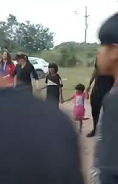 Chegada do grupo à comunidade, recebido por crianças e famílias.
